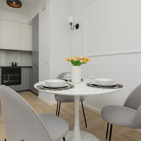 Stylish Kolejowa & Parking & Balcony By Renters Apartamento