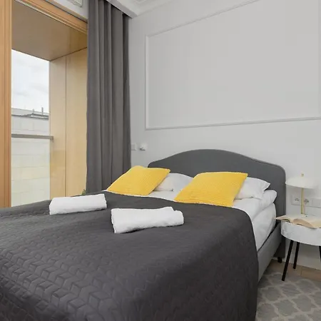 Stylish Kolejowa & Parking & Balcony By Renters Lägenhet